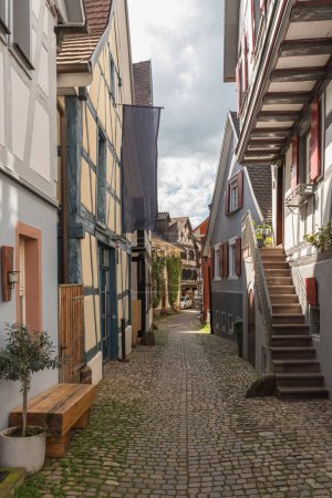 Allée avec pavés et maisons à colombages dans la vieille ville historique de Gengenbach, Kinzigtal, Forêt Noire, Bade-Wurtemberg, Allemagne