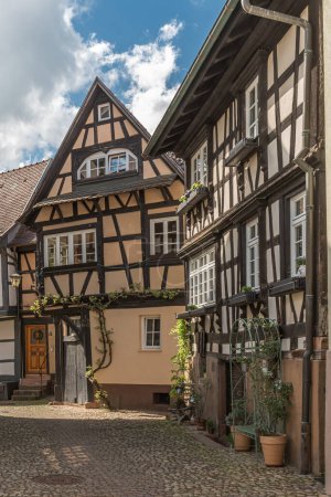 Callejón con adoquines y casas de entramado de madera en el casco antiguo histórico de Gengenbach, Kinzigtal, Selva Negra, Baden-Wuerttemberg, Alemania