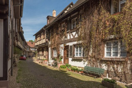 Foto de Callejón con adoquines y casas de entramado de madera en el casco antiguo histórico de Gengenbach, Kinzigtal, Selva Negra, Baden-Wuerttemberg, Alemania - Imagen libre de derechos