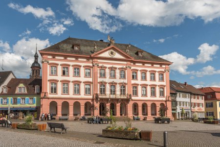 Foto de Gengenbach, Baden-Wuerttemberg, Alemania - 15 de abril de 2024. Plaza del mercado y ayuntamiento en el casco antiguo histórico de Gengenbach en la Selva Negra - Imagen libre de derechos