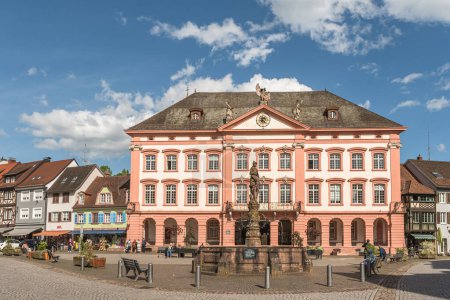 Foto de Gengenbach, Baden-Wuerttemberg, Alemania - 15 de abril de 2024. Plaza del mercado con fuente y ayuntamiento en el casco antiguo histórico de Gengenbach en la Selva Negra - Imagen libre de derechos