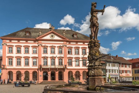 Foto de Gengenbach, Baden-Wuerttemberg, Alemania - 15 de abril de 2024. Plaza del mercado con fuente y ayuntamiento en el casco antiguo histórico de Gengenbach en la Selva Negra - Imagen libre de derechos