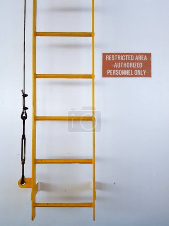Foto de Escaleras metálicas unidas a la pared en barco - Imagen libre de derechos