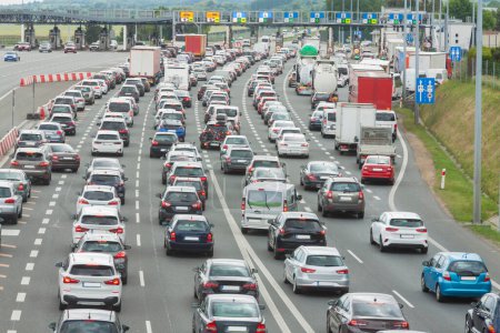 Téléchargez les photos : Congestion de la voiture à la station de péage autoroutier Cracovie Balice en été - en image libre de droit