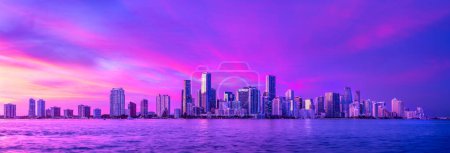 Téléchargez les photos : La skyline de miami lors d'un beau coucher de soleil - en image libre de droit