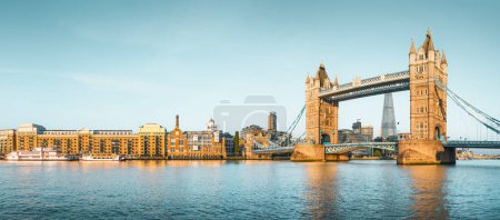 Foto de El famoso puente de la torre de Londres durante el amanecer - Imagen libre de derechos