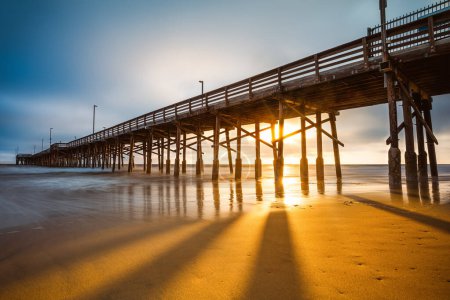 Téléchargez les photos : La jetée newport beach au coucher du soleil, californie - en image libre de droit