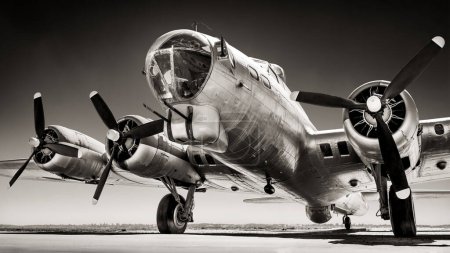 Photo pour Historical bomber on a runway - image libre de droit
