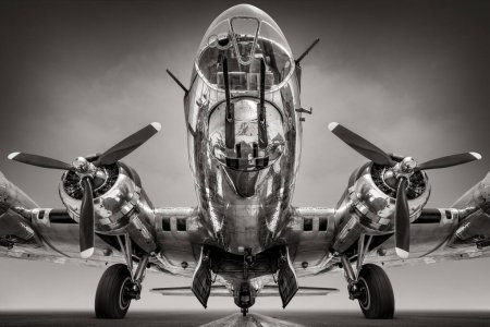 Téléchargez les photos : Historical bomber on a runway - en image libre de droit