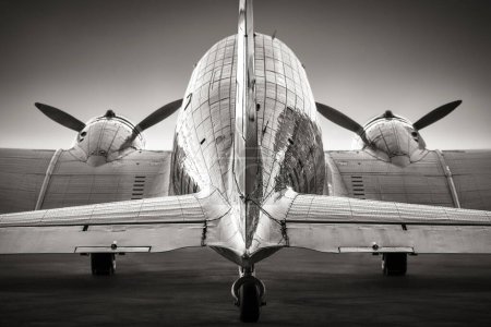 Foto de Vista trasera de un avión histórico en una pista de aterrizaje - Imagen libre de derechos