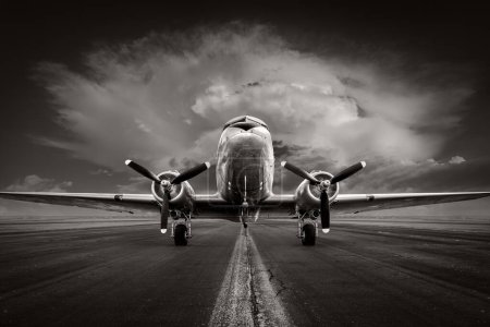 Foto de Aviones históricos en una pista contra un cielo dramático - Imagen libre de derechos