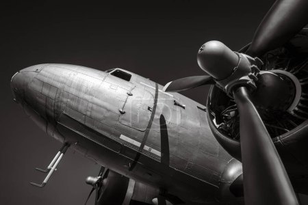 Foto de Aviones históricos contra un cielo oscuro - Imagen libre de derechos