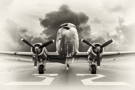 Foto de Aviones históricos contra un cielo dramático - Imagen libre de derechos