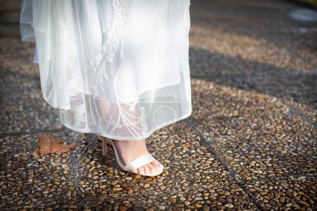 Téléchargez les photos : Mariée en robe de mariée blanche, section basse - en image libre de droit