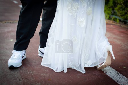 Foto de Novia y novio en el día de la boda, sección baja - Imagen libre de derechos