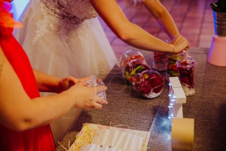 Téléchargez les photos : Table de décoration femme pour mariage - en image libre de droit