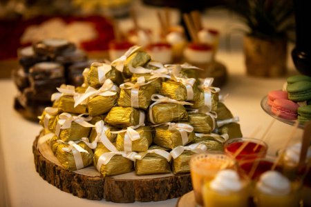 Foto de Pila de caramelos en la mesa de bodas - Imagen libre de derechos