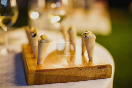 Foto de Primer plano de una mesa de madera con comida de catering - Imagen libre de derechos