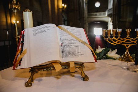 Foto de Objetos ceremoniales para la ceremonia de boda en la iglesia - Imagen libre de derechos