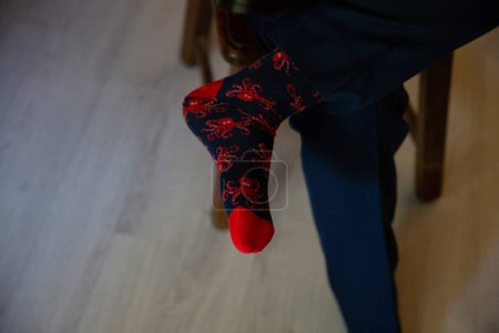 Foto de Primer plano del hombre que usa calcetines divertidos brillantes - Imagen libre de derechos