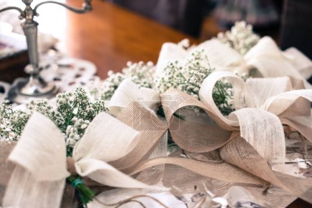 Foto de Decoraciones florales de boda en la mesa - Imagen libre de derechos