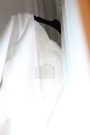 Foto de Vestido blanco de boda colgando de una percha - Imagen libre de derechos
