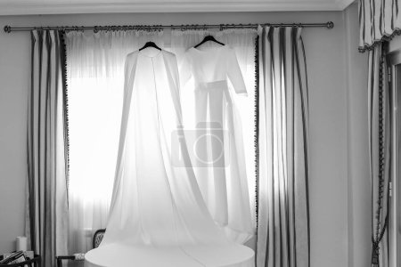 Téléchargez les photos : Robe de mariée et cape blanche - en image libre de droit