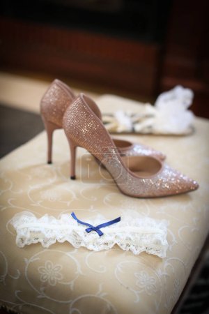 Téléchargez les photos : Chaussures et accessoires de mariage - en image libre de droit