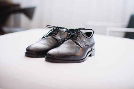 Téléchargez les photos : Gros plan de chaussures masculines sur fond blanc - en image libre de droit