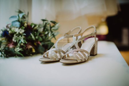 Foto de Zapatos de boda en la mesa - Imagen libre de derechos