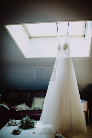 Foto de Vestido de novia blanco colgante - Imagen libre de derechos