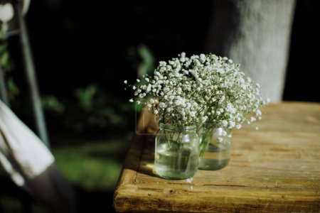 Téléchargez les photos : Beau bouquet de fleurs dans un vase sur une table en bois - en image libre de droit