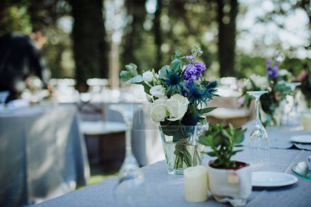 Foto de Hermosas mesas de boda con flores y vajilla. Ajuste para boda al aire libre - Imagen libre de derechos