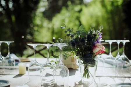 Foto de Hermoso ajuste de mesa de boda con decoraciones florales - Imagen libre de derechos