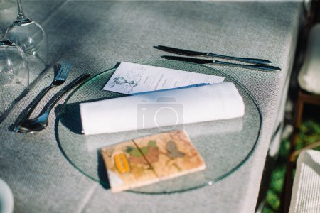 Foto de Mesa de restaurante vacía con plato y tarjeta - Imagen libre de derechos