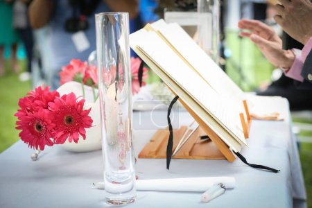 Téléchargez les photos : Belles fleurs dans un vase et livre ouvert sur la table - en image libre de droit