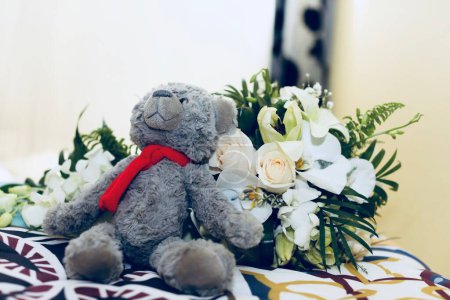 Téléchargez les photos : Ours en peluche avec un bouquet de fleurs - en image libre de droit