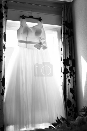 Foto de Hermoso vestido de novia contra la ventana - Imagen libre de derechos