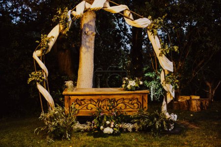 Foto de Hermoso arco floral para la ceremonia de boda al aire libre - Imagen libre de derechos