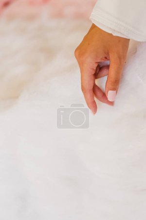 Foto de Mano de novia en vestido de novia blanco - Imagen libre de derechos