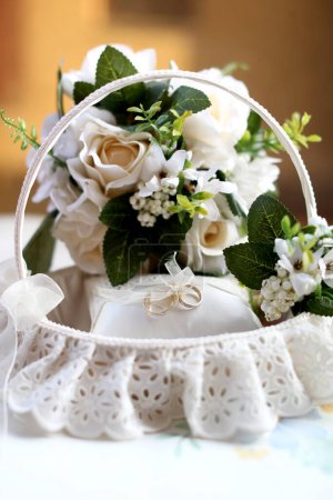 Foto de Anillos de boda con ramo de rosas - Imagen libre de derechos