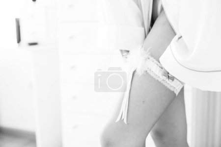 Foto de Mujer joven en lencería blanca sobre un fondo claro - Imagen libre de derechos