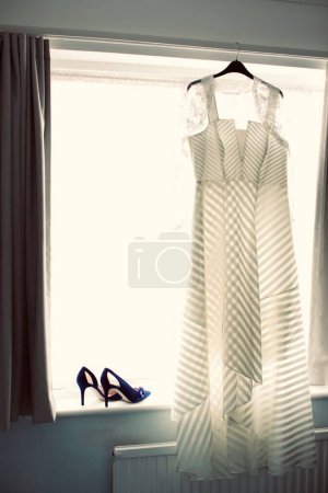 Foto de Hermoso vestido de novia y zapatos contra la ventana - Imagen libre de derechos