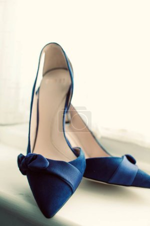 Foto de Zapatos de mujer azul oscuro sobre un fondo claro - Imagen libre de derechos