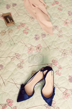 Foto de Zapatos azules en manta - Imagen libre de derechos