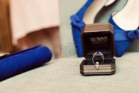 Foto de Engagement ring in small box - Imagen libre de derechos