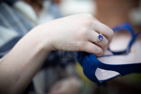 Foto de Primer plano de la mano femenina con un anillo con gema azul - Imagen libre de derechos
