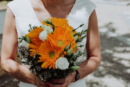 Téléchargez les photos : Belle femme tenant bouquet de fleurs dans les mains - en image libre de droit