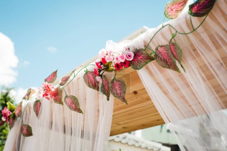 Foto de Arco de boda con decoración floral - Imagen libre de derechos