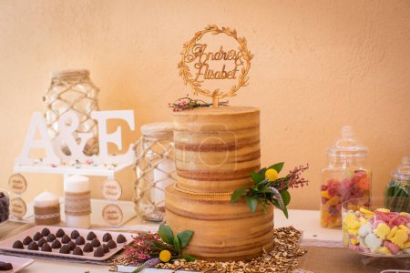 Foto de Deliciosos dulces en la barra de dulces y pastel de boda - Imagen libre de derechos